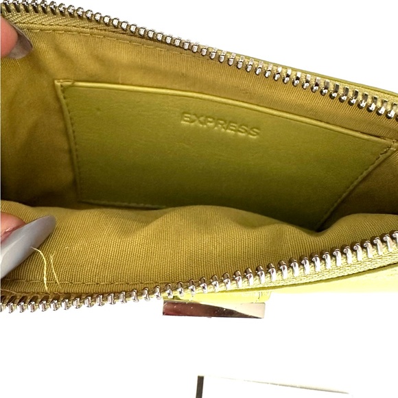 Express - Wristlet - Picture 7 of 8